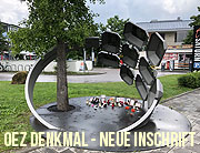 Stadt ändert Inschrift am Kunstwerk „Für Euch“ am Olympia Einkaufs Zentrum (OEZ). Neue Aufschrift: In Erinnerung an alle Opfer des rassistischen Attentats vom 22.7.2016“ (Foto: Martin Schmitz)